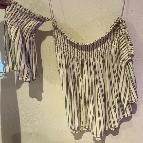 Off the shoulder Billabong shirt 😍 - Picture 6 of 10